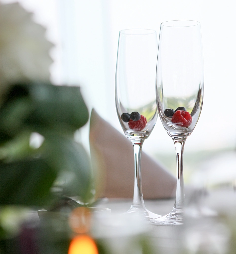 シャンパングラスのあるテーブルの写真