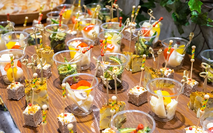 フィンガーフードが並ぶケータリングの写真
