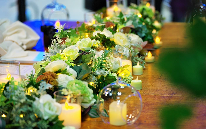 装花とキャンドルで彩られたテーブル装飾の写真