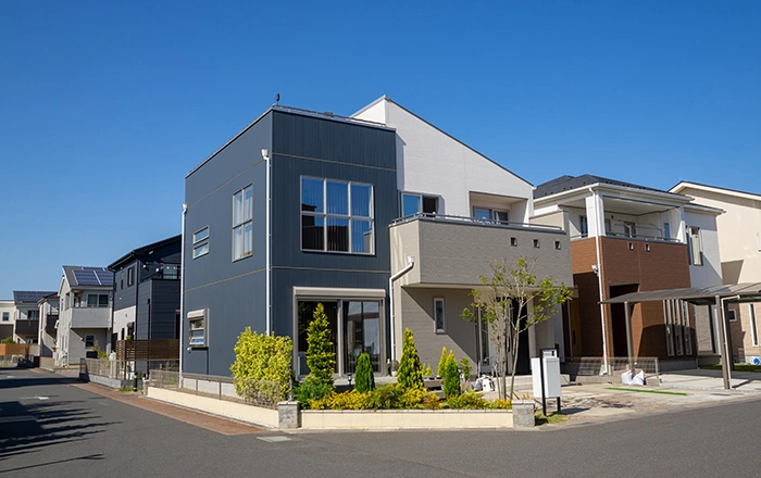 住宅街の角地に建つモダンなデザインの戸建住宅