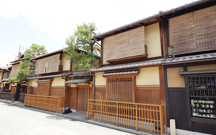 格子戸と木造外観が美しい京都の町