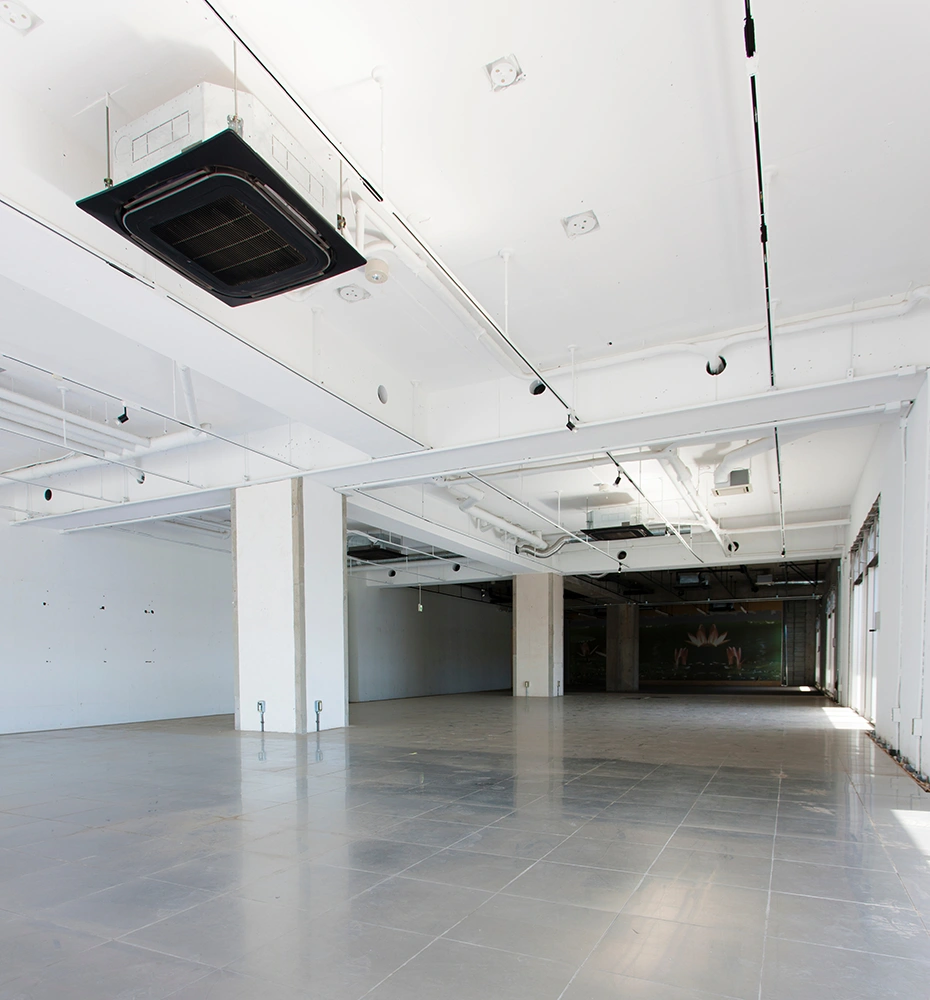 天井が高く開放感のあるスケルトン状態の貸店舗・貸事務所物件