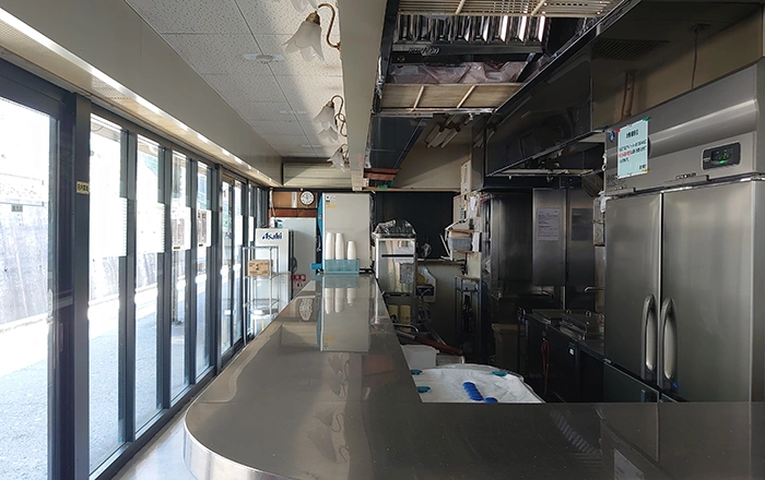 大きな窓とカウンターを備えた飲食店向けの貸店舗内装