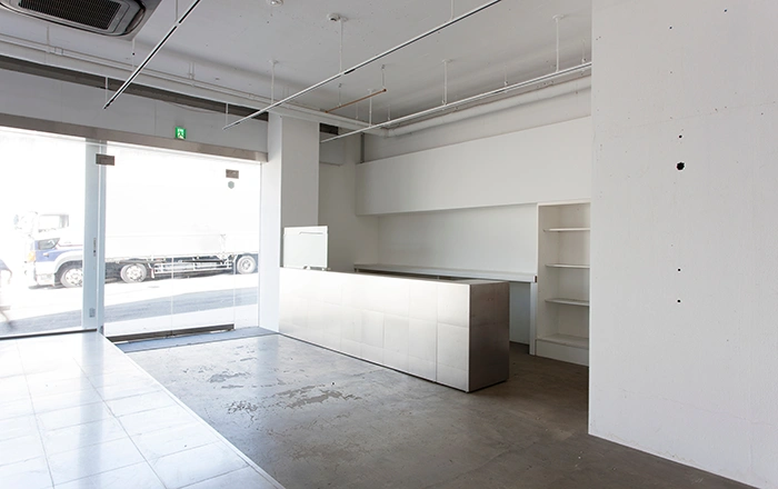 路面に面したカウンター付きの小規模貸店舗物件