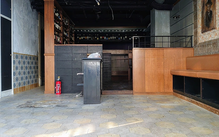 カウンターとボトル棚を備えたバー仕様の居抜き貸店舗物件