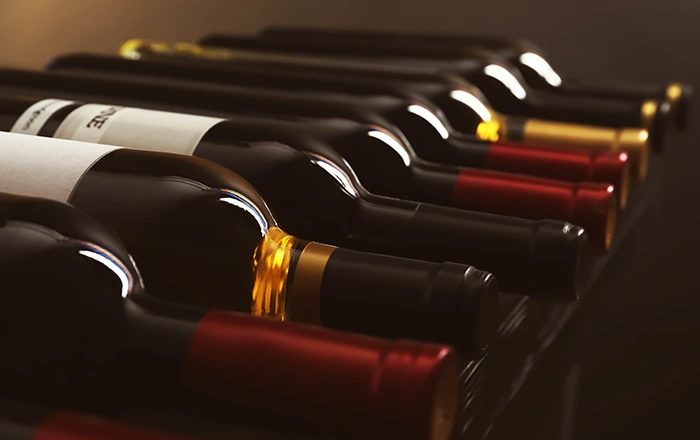 輸入ワインのボトルが並ぶイメージ