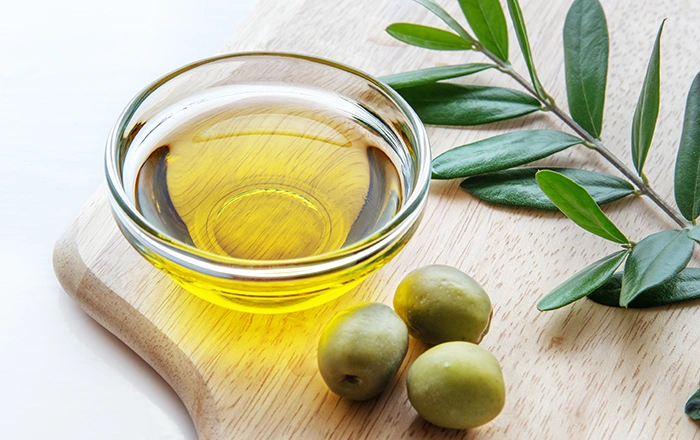 ボウルに入ったオリーブオイルとオリーブの実